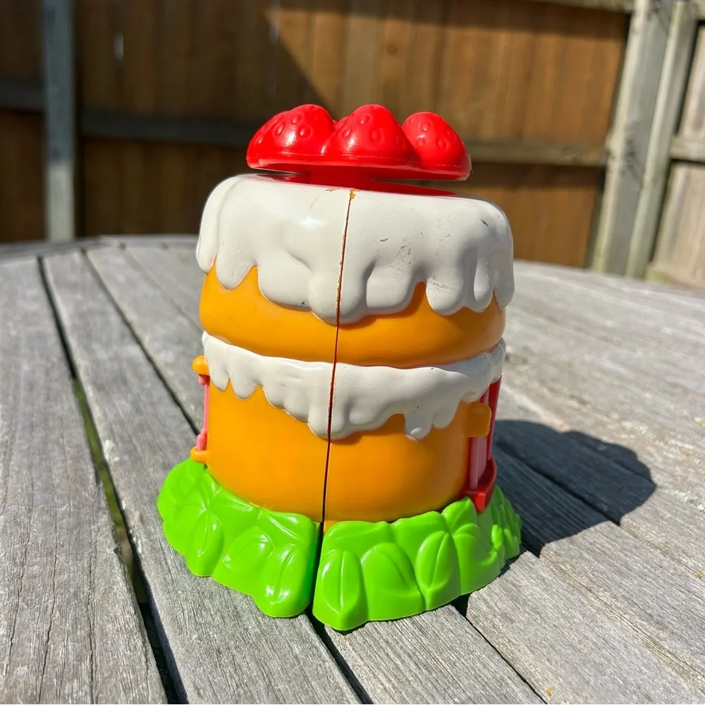Vintage 80’s Strawberry Shortcake Toy House‎ with accessories 1981